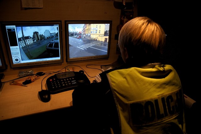 Policjanci z bydgoskiej „drogówki” patrolowali wczoraj miasto, wykorzystując Mobilne Centrum Monitoringu. Pod lupą funkcjonariuszy znalazły się przejścia dla pieszych.Od rana policjanci z bydgoskiego wydziału ruchu drogowego obserwowali przejścia dla pieszych przy skrzyżowaniu ulic Grunwaldzkiej i Granicznej oraz przy ulicy Poznańskiej (na wysokości ulicy Chwytowo).- Funkcjonariusze zwracali uwagę m.in. na nieudzielanie pierwszeństwa pieszym, omijanie pojazdu ustępującego pierwszeństwa pieszym, czy wyprzedzanie na przejściach dla pieszych. Wszystko po to, by eliminować nieprawidłowe zachowania kierowców względem pieszych i pieszych względem kierowców - informuje podkom. Przemysław Słomski z Zespołu Prasowego KWP Bydgoszcz.PRZECZYTAJ: WCZORAJ POLICJA KONTROLOWAŁA PRZEJŚCIA DLA PIESZYCH, A TYMCZASEM DZIŚ SAMOCHÓD POTRĄCIŁ MĘŻCZYZNĘ NA PASACH: Wypadek na przejściu dla pieszych w Bydgoszczy- Bezpieczeństwo pieszych to jedno z priorytetowych zadań funkcjonariuszy „drogówki” - dodaje  podkom. Przemysław SłomskiW trakcie czterogodzinnych działań, policjanci ruchu drogowego nałożyli na kierujących pięć mandatów karnych za nieustąpienie pierwszeństwa pieszemu. Wobec jednego z kierowców zastosowali pouczenie. W ręce mundurowych wpadł również pieszy, który za niestosowanie się do sygnalizacji świetlnej został ukarany mandatem karnym.Dlaczego warto nosić odblaski? Mówi Sławek Piotrowski.