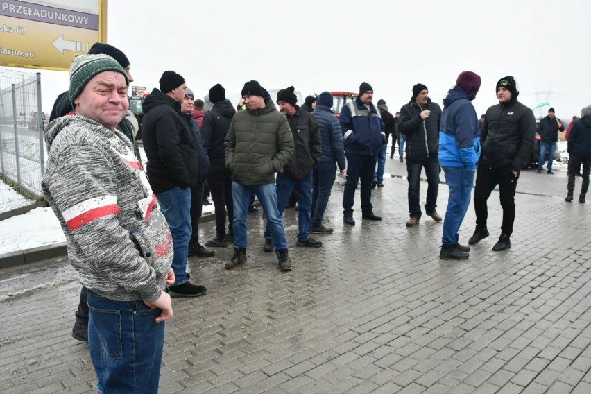 Protest rolników przed terminalem w Woli Żydowskiej, piątek,...