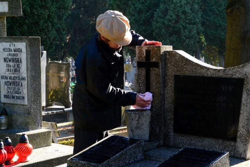 Cmentarze w Lublinie: Sprzątamy groby, kupujemy kwiaty i znicze (zobacz CENY)