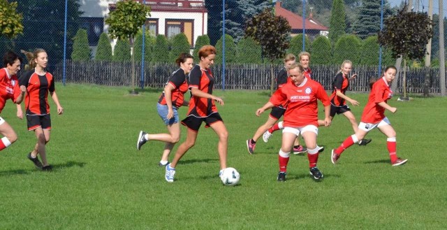 W pierwszym w historii meczu kobiet w gminie Radomyśl Wielki Ruda (granatowo-czerwone koszulki) pokonała Partynię 4:0 (1:0).