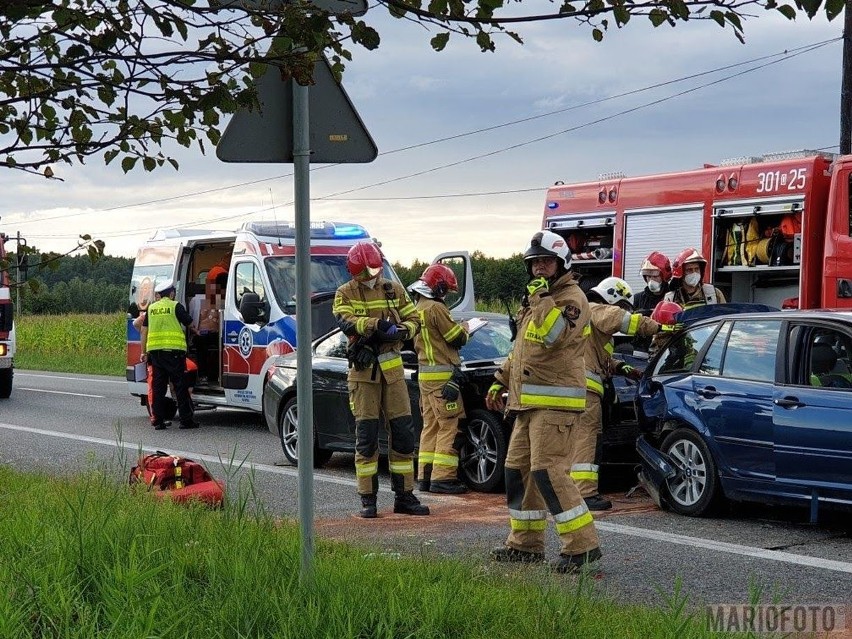 6 samochodów zderzyło się w Dąbrowie na drodze krajowej nr 46. Dwie osoby zostały zabrane do szpitala 