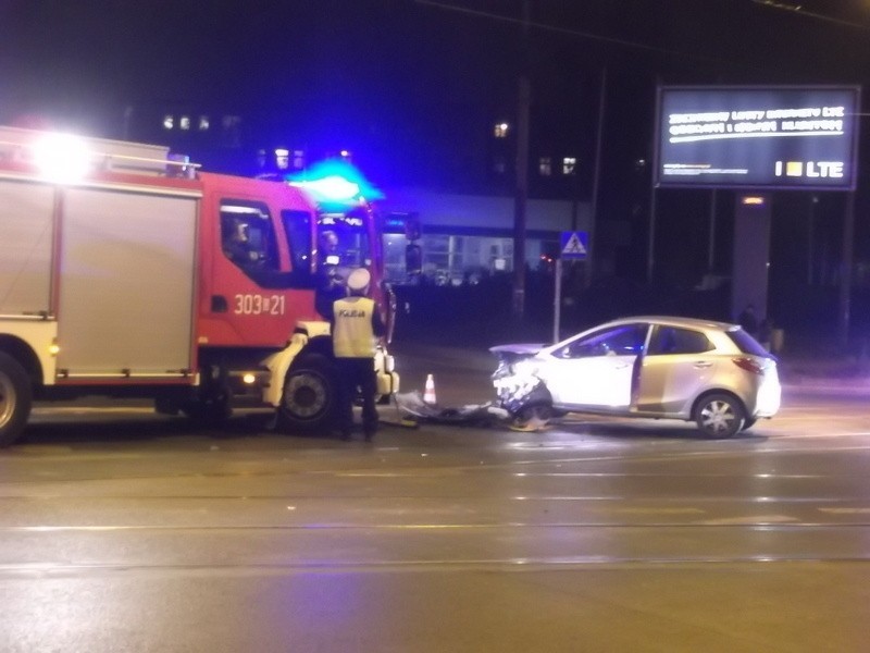 Wrocław: Wypadek na Kościuszki. Auta na torowisku tramwajowym (ZDJĘCIA)