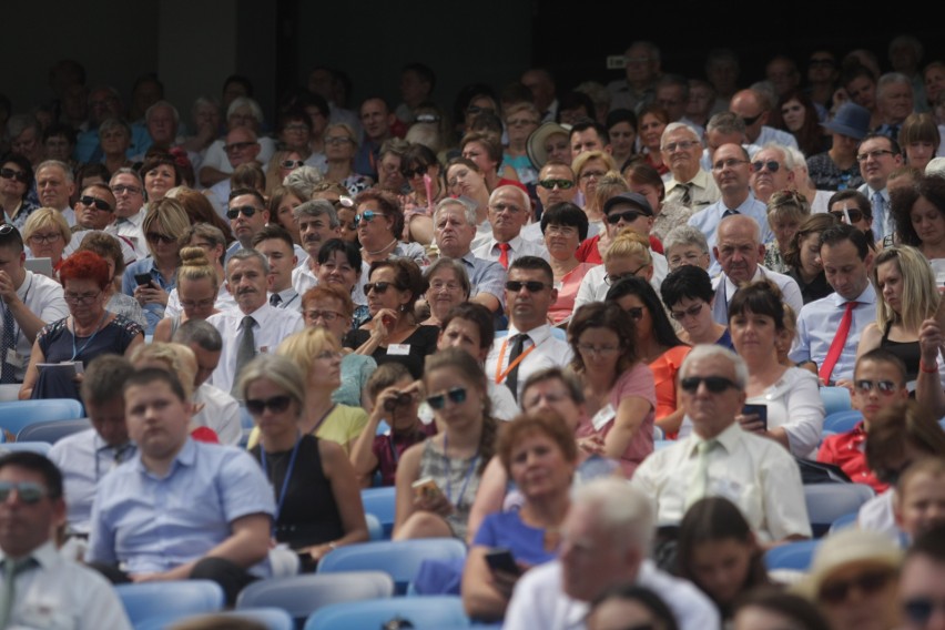 Kongres Świadków Jehowy na Stadionie Śląskim. Dzień 1. Wierni w Chorzowie przez trzy dni będą brać udział w spotkaniach ZDJĘCIA