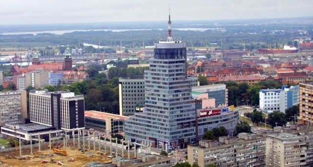 Biurowiec Pazimu zwany popularnie "termosem&#8221; jest najwyższym budynkiem w mieście, mierząc 83 metry a razem z masztem antenowym - aż 113 metrów.