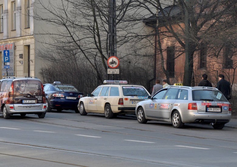 Kraków. Po mieście będą jeździć bardziej ekologiczne taksówki? Czas na konsultacje społeczne