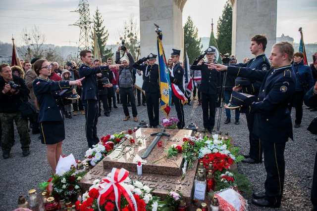 Przysięgę składają: od lewej, kadeci: Wiktoria Pochwała, klasa II i  Igor Stiepowikow,  klasa I, od prawej, kadeci: Benedict Moeckel, klasa III i  Marcin Madej, klasa II. Wgłębi poczet sztandarowy: dowódca pocztu- Szymon Piotrowski,  chorąży- Adam Knaś,    asysta-Kacper Pochwała.