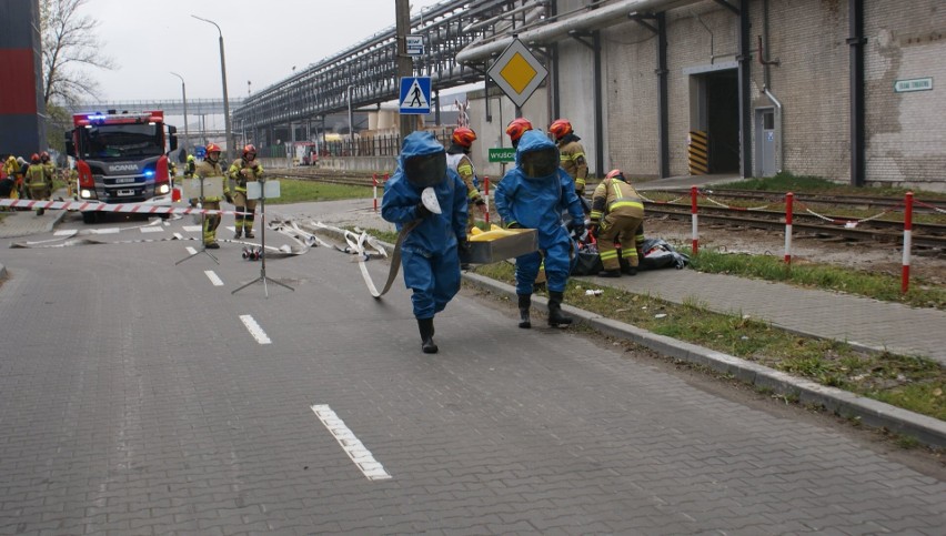 Ostrołęka. Ćwiczenia strażackie w Stora Enso. Pożar i wyciek kwasu siarkowego. 9.11.2021. Zdjęcia