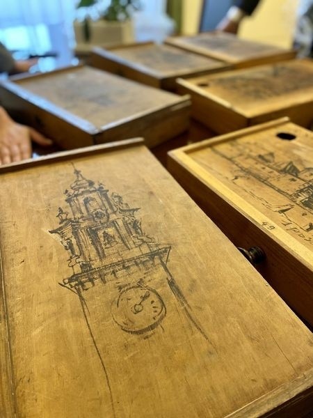 Niesamowite! Skarby kultury odkryte w meblach w sali obrad Rady Miasta Krakowa. To "szuflady Zina"
