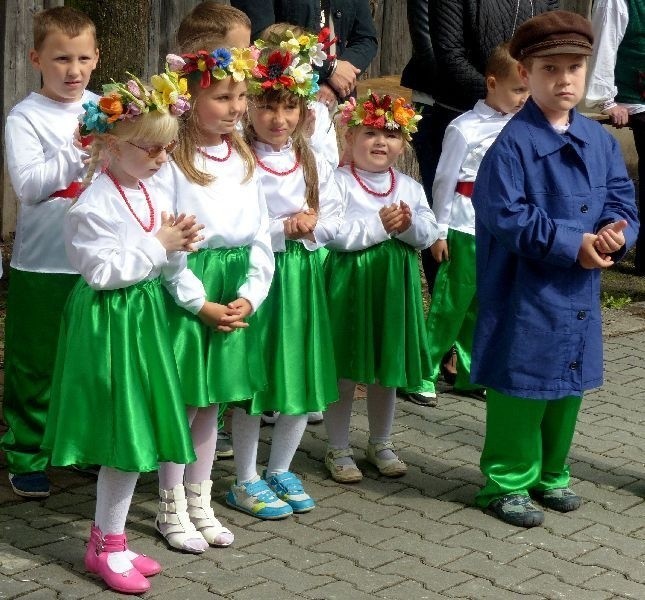 Najmłodsi podczas dożynek w gminie Skarżysko Kościelne nie...