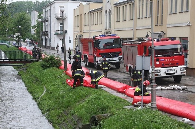 Strażacy spuszczają wodę z przenośnych wałów ułożonych na Plantach wzdłuż Silnicy i przewiozą je do Sandomierza.
