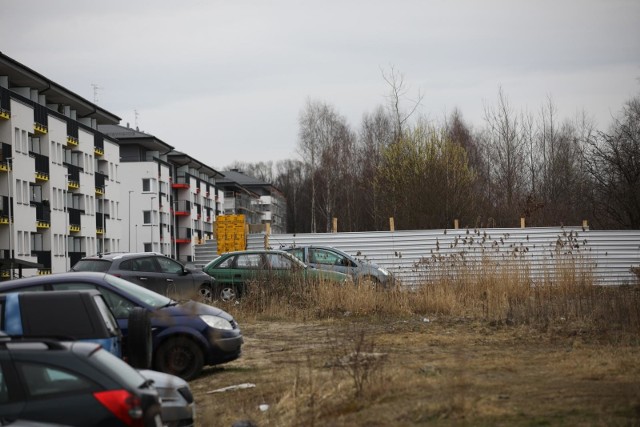 Ogrodzony teren budowy na Klinach, gdzie radni planują utworzyć użytek ekologiczny