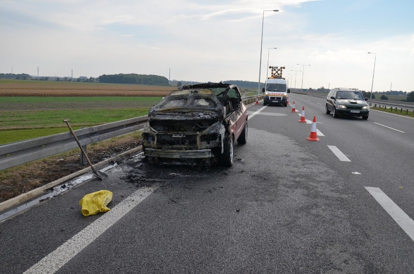 Pożar samochodu na AOW. Obwodnica była zablokowana (ZDJĘCIA)