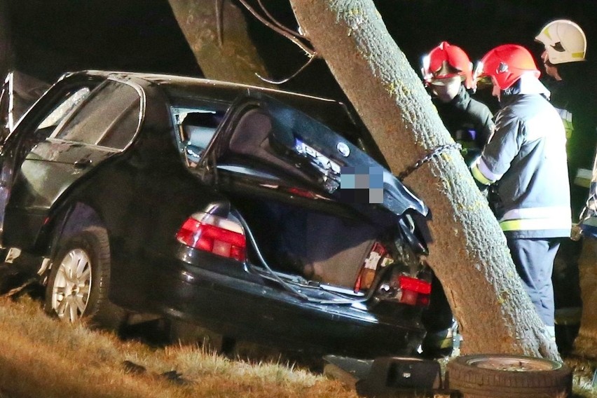 Wypadek pod Wrocławiem. Cztery osoby nie żyją po czołowym zderzeniu dwóch samochodów BMW [ZDJĘCIA]