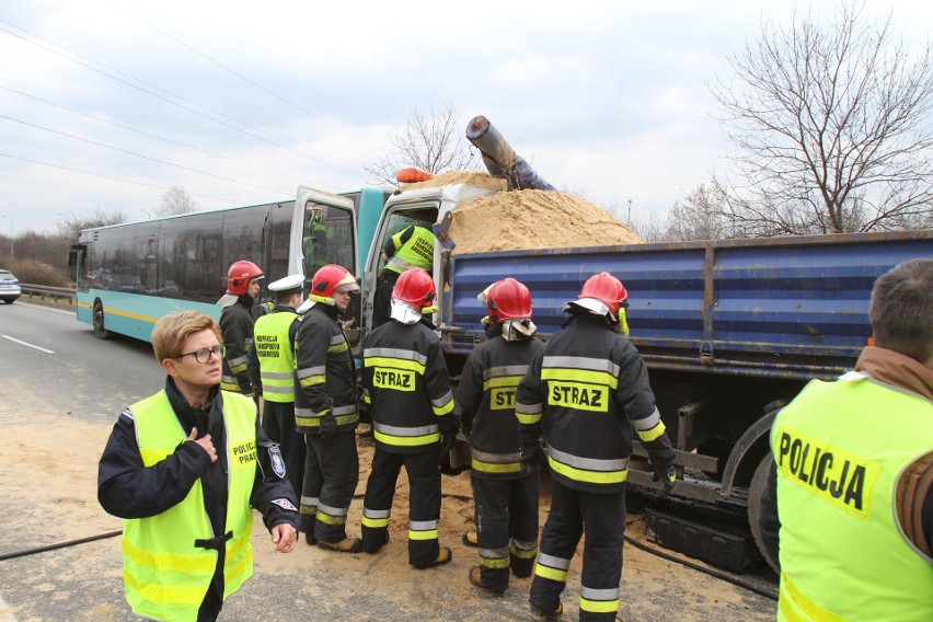 Ciężarówka uderzyła w autobus w Katowicach. Są ranni