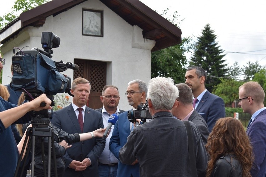 Minister Jerzy Kwieciński odwiedził Jurczyce. Wyremontują tam drogę z pieniędzy rządowych 