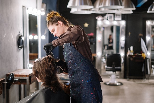 Przedstawiamy 15 salonów fryzjerskich polecanych przez poznaniaków. Ranking stworzyliśmy według opinii internautów w wyszukiwarce Google. Jako kryterium przyjęliśmy ocenę powyżej 4,5 i uporządkowaliśmy je według największej liczby opinii. Zobacz najlepszych fryzjerów w Poznaniu --->