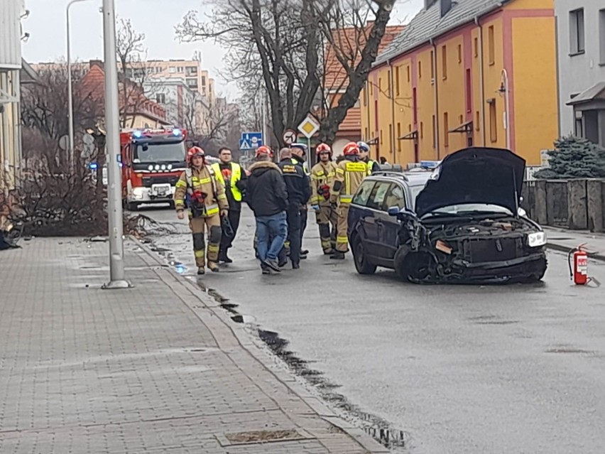 43-letni kierowca z Kędzierzyna-Koźla skosił latarnię i dwa drzewa. Próbował uciekać, ale złapali go policjanci