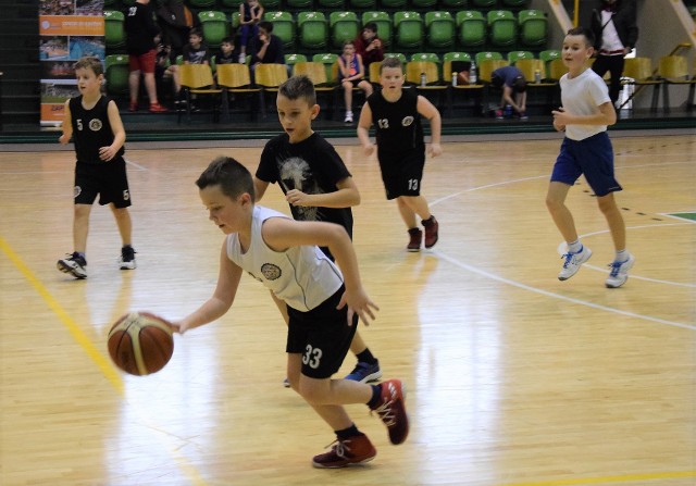 Trwają imprezy w ramach akcji Aktywne Ferie z OSiR Inowrocław. Dziś, 22 stycznia, w hali widowiskowo-sportowej rozegrano turniej koszykówki. Zmierzyło się pięć zespołów. Najbardziej emocjonujący mecz rozegrali najmłodsi koszykarze, czyli drużyny Jeży z Lisami. Wygrały Lisy.