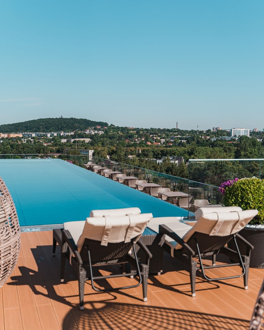 To jedyny taki basen w Świętokrzyskiem! Z dachu Binkowski Resort roztacza się piękny widok na Kielce. Zobaczcie film