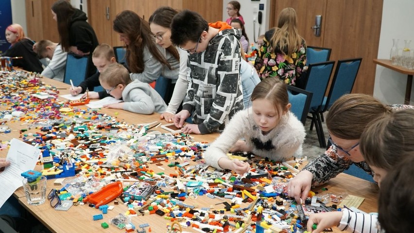 Dzieci uwielbiają zestawy klocków Lego ale niestety nie...