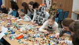 Uśmiechnięte buzie na warsztatach Lego dla dzieci