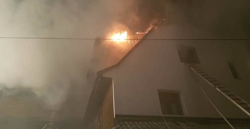 Krzyżówka. 80 strażaków prawie osiem godzin walczyło z pożarem pensjonatu Gawęckówka [ZDJĘCIA]