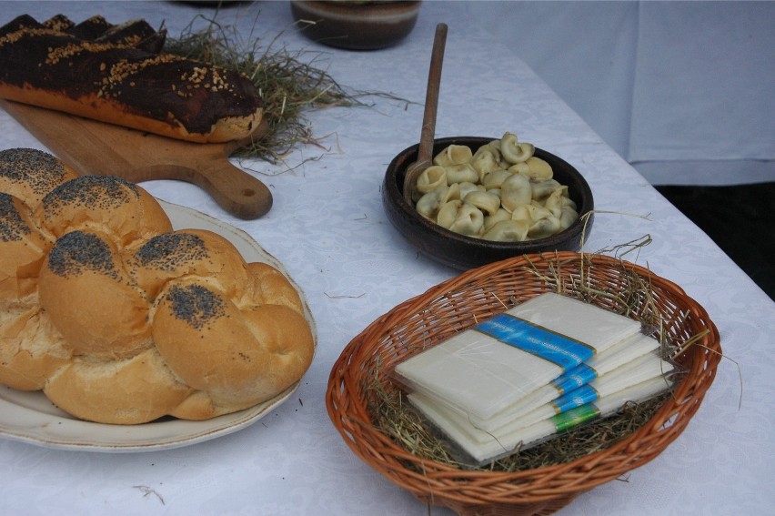 Najwięcej Polaków preferuje tradycyjnie złożyć je osobiście...