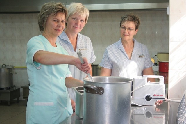 Posiłki w odnowionej kuchni przygotowują m.in. (od lewej): Renata Szyjka, Halina Wesoła i Bożena Zachwiej