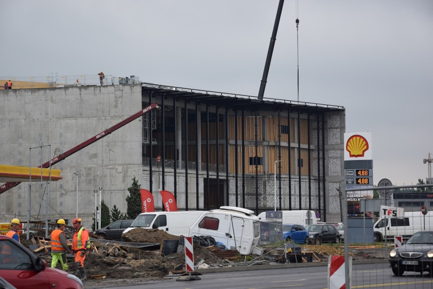 Robota na budowie Galerii Libero wre. Wieża górująca nad...