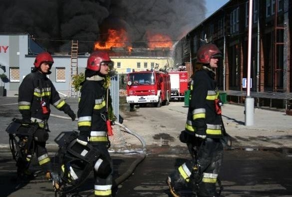 Łódź pożar Wifamy. Akcja straży pożarnej potrwa prawdopodobnie do wieczora.