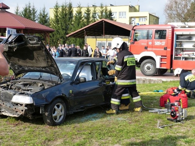 Gaszenie zapalonego auta było jednym z najbardziej widowiskowych elementów ćwiczeń.