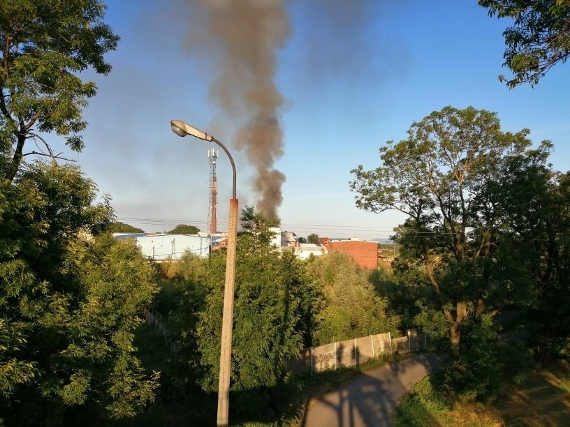 Pożar na terenie byłej cukrowni w Chybiu. Słup dymu widać było w Cieszynie! Wojewoda apeluje do mieszkańców: Nie wychodźcie z domu ZDJĘCIA