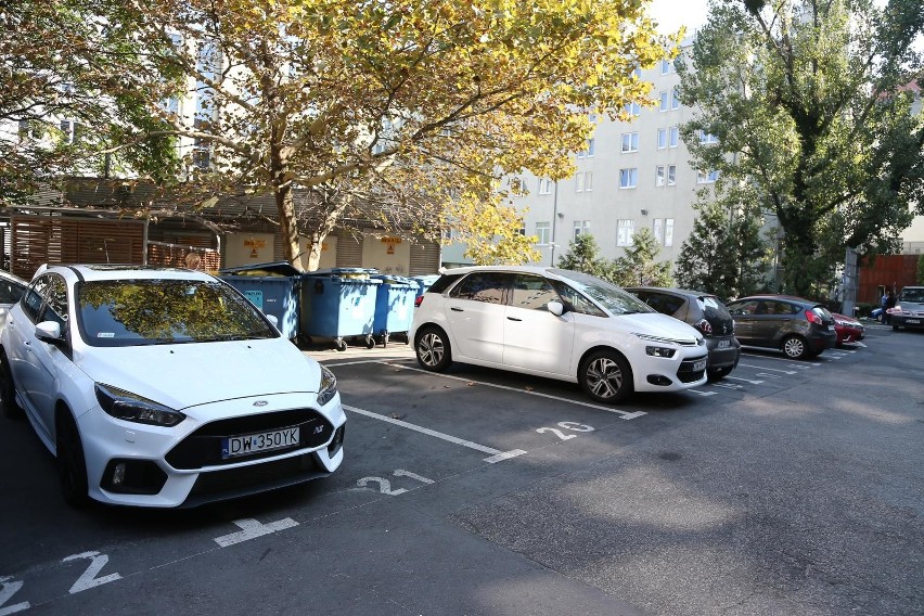 Proponujemy, aby urzędowy parking na kilkadziesiąt miejsc...