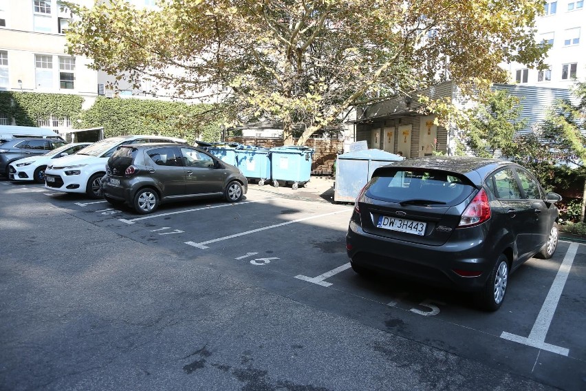 Proponujemy, aby urzędowy parking na kilkadziesiąt miejsc...