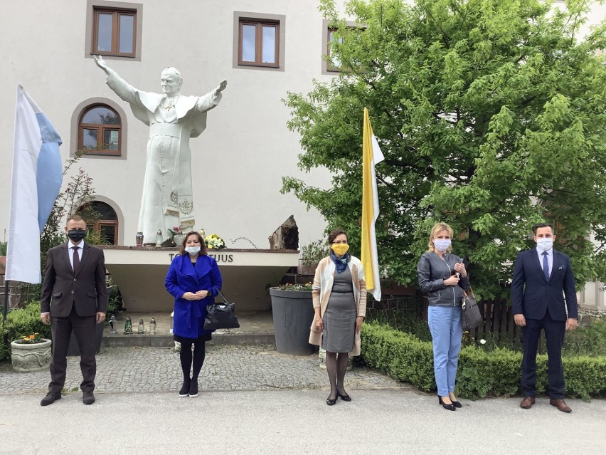 Przed pomnikiem Jana Pawła II, w środku poseł Agata...