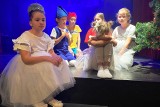 Ostrołęka. Spektakle dziecięcego teatru amatorskiego "Niewidzialni" w Klubie Oczko, 18.12.2021. Zdjęcia, wideo