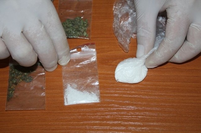 Zakazane substancje znalezione przez skarżyskich policjantów u kontrolowanego 20-latka.