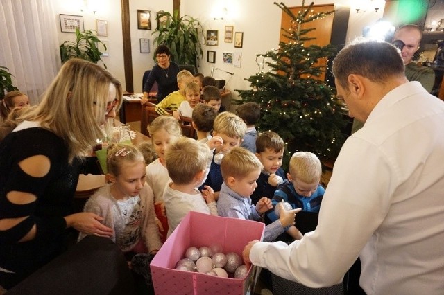 Przedszkolaki z przedzkola nr 58 w gabinecie wiceprezydenta Treli.