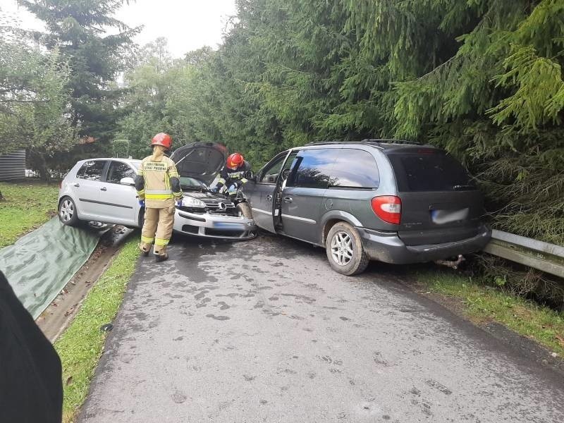 Sienna. Volkswagen i chrysler zderzyły się nad Jeziorem Rożnowskim