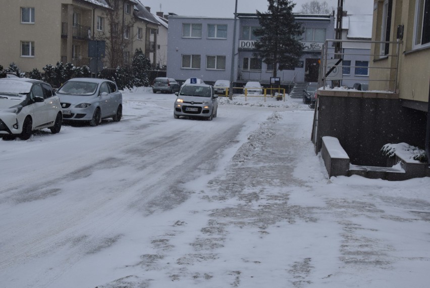 Śnieżyca w Ostrołęce. Komunikacyjny paraliż miasta. Bardzo trudne warunki na drogach. 8.02.2021. Zdjęcia