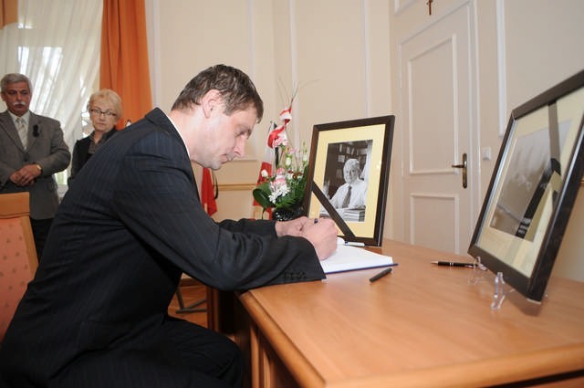 Burmistrz Leszek Duszyński dokonuje wpisu do księgi kondolencyjnej