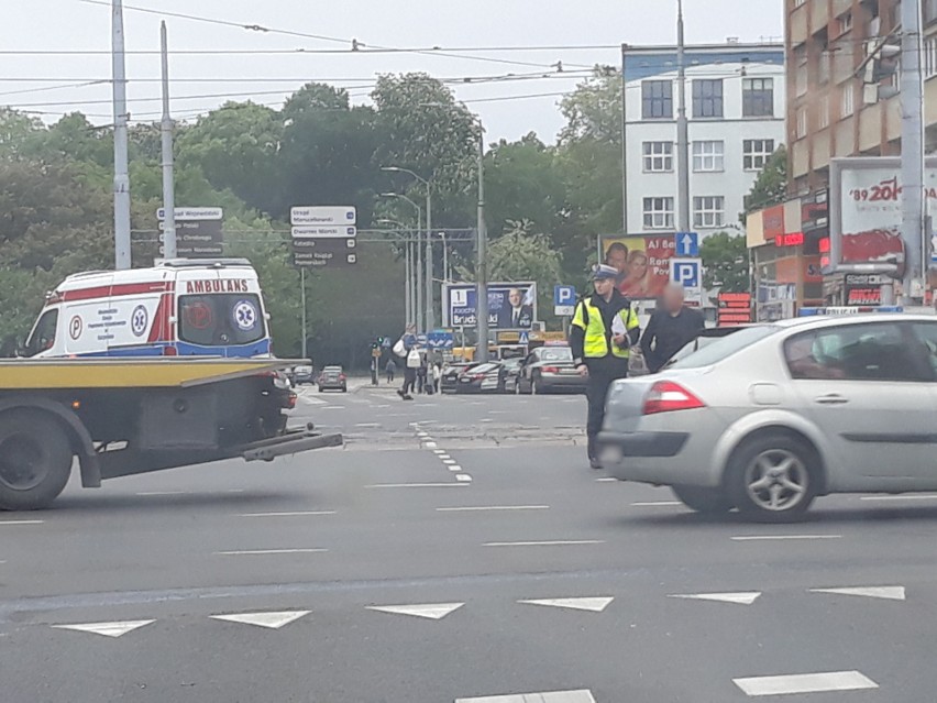Wypadek na placu Rodła w Szczecinie. Zderzyły się dwa samochody