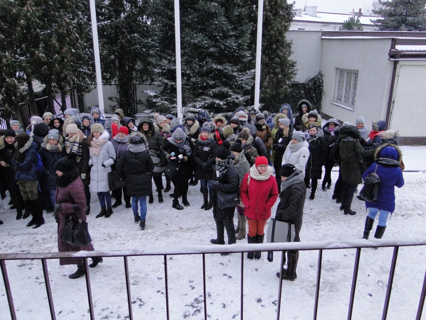 "Krwawy" protest pracowników socjalnych w Radomiu: "żądamy podwyżek i szacunku dla naszej pracy" 