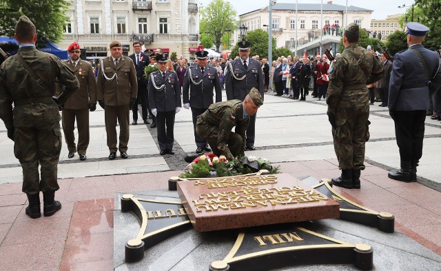 Podczas radomskich obchodów święta Konstytucji 3 Maja złożono kwiaty na płycie Grobu Nieznanego Żołnierza na placu przed kościołem garnizonowym.