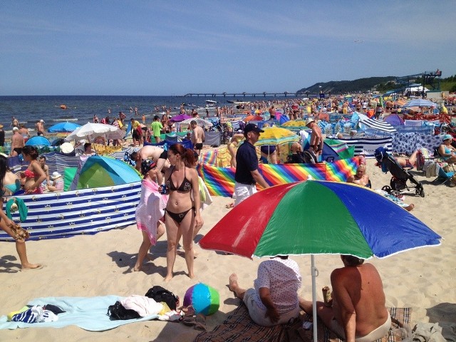 W weekend na plaży były tłumy turystów.