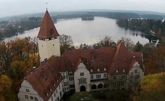 Tak wygląda Nowy Zamek oraz jezioro Lubiąż z drona. Pięknie, prawda?