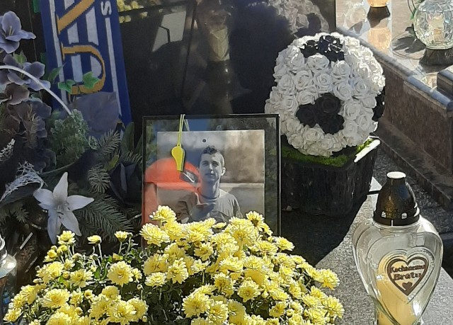 Delegacja ŁKS Probudex Łagów na czele z prezesem Markiem Brudkiem zapaliła znicze i modliła się przy grobie Kamila Pastuszki.