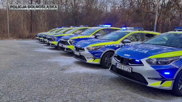 Zobacz na zdjęciach, jak prezentują się nowe radiowozy dolnośląskiej policji: KIA Ceed i KIA Sportage.