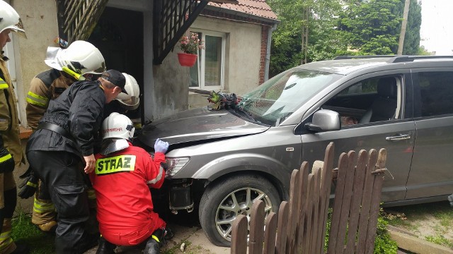 Samochód uderzył w budynek w Szczenurzy ( pow. lęborski)