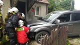 Powiat lęborski. Samochód uderzył w budynek: auto zniszczone, konstrukcja domu naruszona, kierowca - bez szwanku